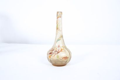 null Vase de Gallé modèle "Lien d'amour"

Vase en pâte de verre à décor de fleurs...