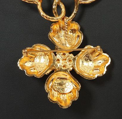 null Collier YSL rive gauche

En métal doré au pendentif amovible à décor floral....