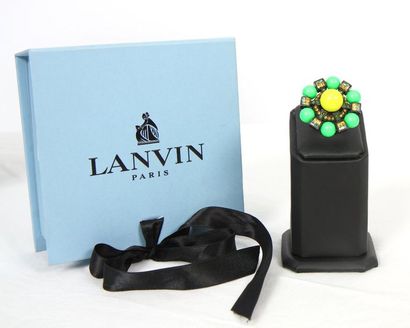 null Bague Lanvin

En métal noirci à décor de perles vertes et jaunes formant une...