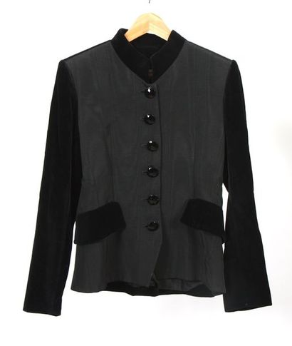 null Veste YSL

Bi-matière, velours et toile noire.

Taille: M