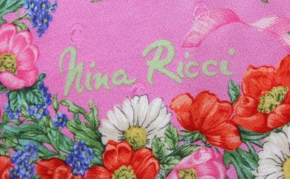 null Carré Nina Ricci

En soie rose à décor de fleurs.

Dimensions: H: 84; L: 84...