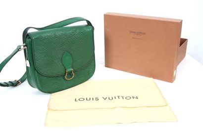 null Sac Louis Vuitton
En cuir vert.
Dans sa pochette et boite d'origine.
Dimensions:...