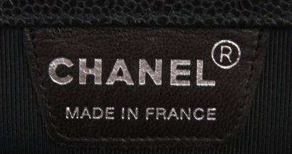 null Sac Chanel

Sac cabas en cuir grainé noir à deux anses en métal argenté. Pochette...