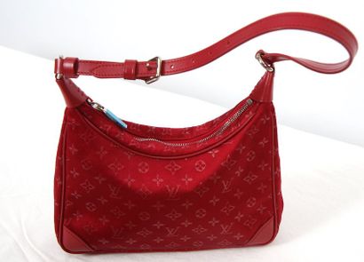 null Sac Vuitton

En toile monogrammée rouge et empiècements de cuir rouge.

Dans...