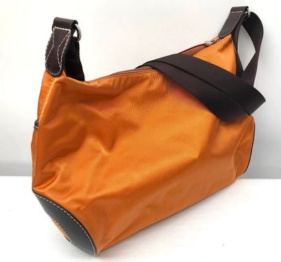 null Sac Lancel 

Sac besace bandoulière en toile orange et empiècement de cuir chocolat.

Etat...