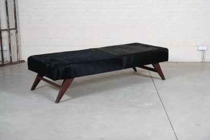 null "Day Bed" de Pierre Jeanneret (1896-1967)

Lit de repos tapissé d'une peau à...