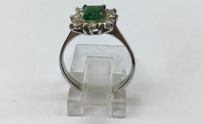 null Bague 

Vintage années 50's Emeraude verte taille carré et entourage diamants...