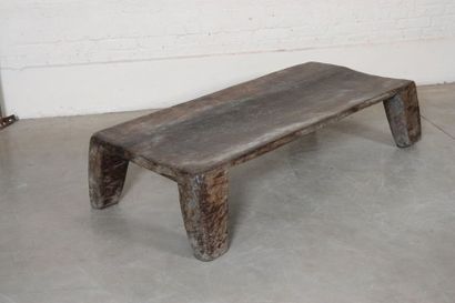 null Table Naga

De forme rectangulaire, en teck massif sculpté et taillé dans la...