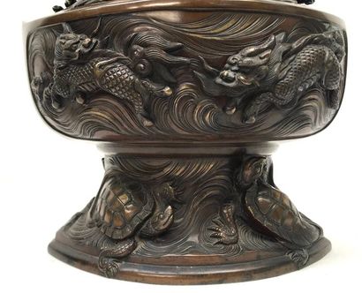 null Brûle parfum asiatique

En bronze patiné à décor de dragons, de tigre, de tortues...