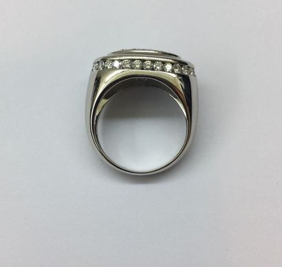 null Bague 

Or blanc 18 k sertis pavage, 0.80 cts EF VS.