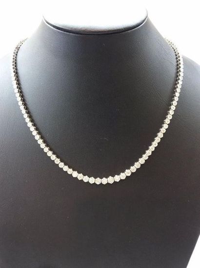 null Collier 

Or blanc 14K marguerites 5.01 Cts. Total