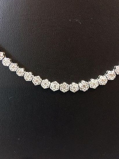 null Collier 

Or blanc 14K marguerites 5.01 Cts. Total