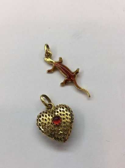 null Pendentif et chaine

Or jaune, pendentif 18K Gekko et cœur rubis.