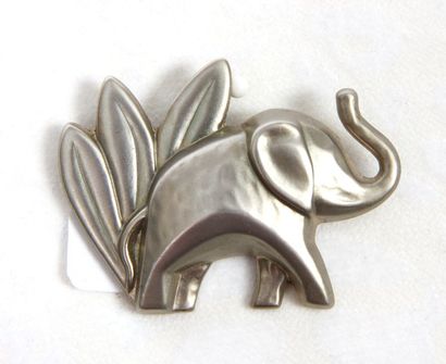 null Broche Kenzo 

En métal argenté mat à décor d'éléphant.

Dimensions: H: 4; L:...