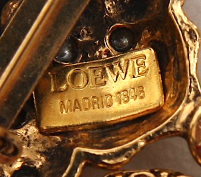 null Broche Loewe

En métal doré de forme coussin à décor de perles.

Dimensions:...