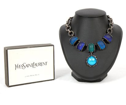 null Collier YSL rive gauche
En métal noirci à décor de cabochon en pâte de verre...