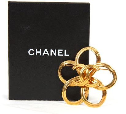 null Broche Chanel
Plaquée or à décor de fleurs et siglé en son centre.
Dans sa boite...
