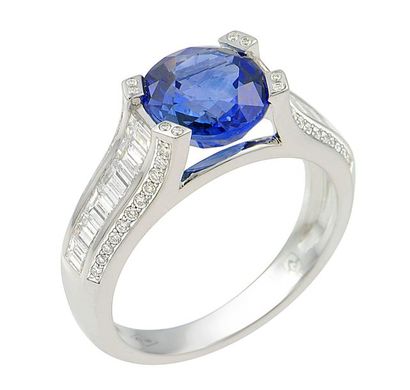 null Bague 

Or blanc centrée d'un saphir coussin Naturel CEYLAN d'un bleu intense...