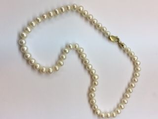null Collier 

Composé de 59 Perles D: 5.75 mm, Fermoir Or jaune 18K.
