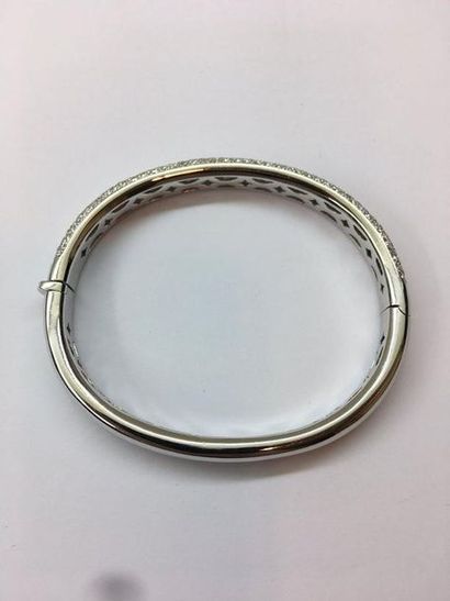 null Bangle Esclave 

Or blanc 18k. Sertis pavée estimé à 30 cts. poids total

48.75...