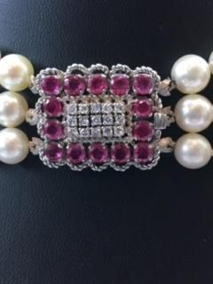null Choker 

Perles, rubis et diamants en monture vintage années 30. 133 perles...