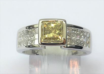 null Bague 

Solitaire soutenant en son centre un magnifique diamant "deep yellow"...