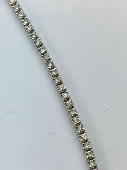 null Bracelet Tennis 

4prong , Or 18k Blanc, composé de 99 diamants pour 0.90 Cts...