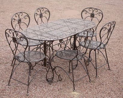 null SALON DE JARDIN EN FER FORGE 7 PIECES

Composé d'une table et de six chaises.

Etat...