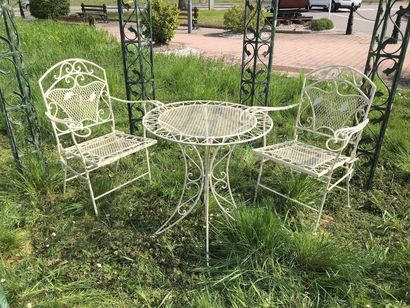 null Salon de jardin

En fer forgé, composé d'une petite table ronde et de deux fauteuils...