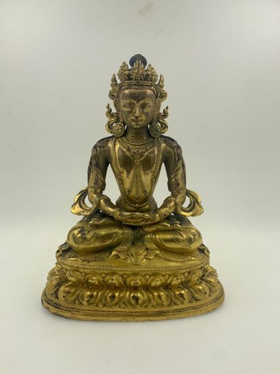 Sujet en bronze doré représentant le Bouddha...