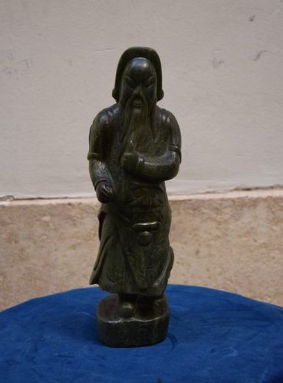null GUERRIER en serpentine sculptée. Chine, XX ème. Haut.: 39 cm. 