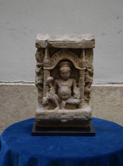 null INDE, X-XII ème siècle. STELE en grès beige figurant probablement Vishnu. Haut.:...