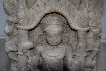 null INDE, X-XII ème siècle. STELE en grès beige figurant probablement Vishnu. Haut.:...