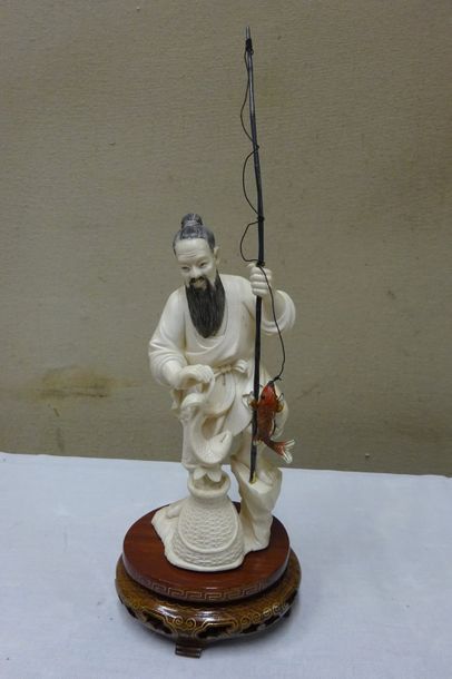 null STATUETTE en ivoire figurant un pêcheur, une carpe peinte. Chine, fin XIX ème....