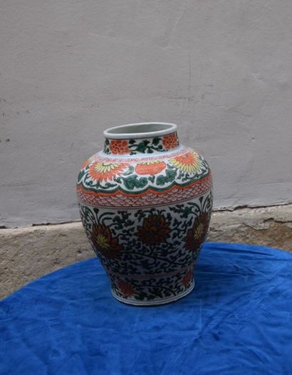 null SWATOW, CHINE du Sud, XIXème siècle, grès porcelaineux décoré d'émaux wucai
Potiche...