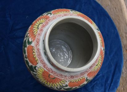 null SWATOW, CHINE du Sud, XIXème siècle, grès porcelaineux décoré d'émaux wucai
Potiche...