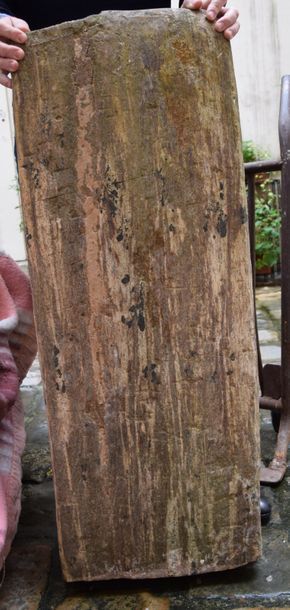 null GRANDE STELE en grès beige rosé figurant une danseuse richement parée. ASIE,...