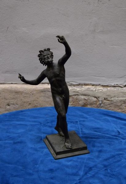 null D'après l'ANTIQUE, XIX ème, Faune dansant, bronze à patine à l'antique. Haut.:...