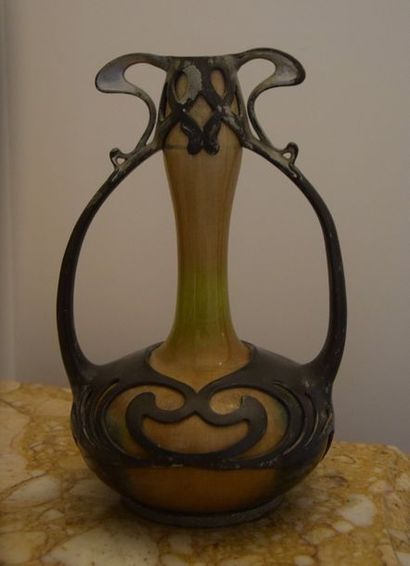 null Dans le goût de Pierre-Adrien DALPAYRAT (1844-1910). VASE coloquinte en céramique...