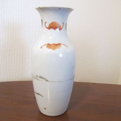 null CHINE, époque Minguo (1912-1949). Marque à 4 caractères au revers. Vase décoré...