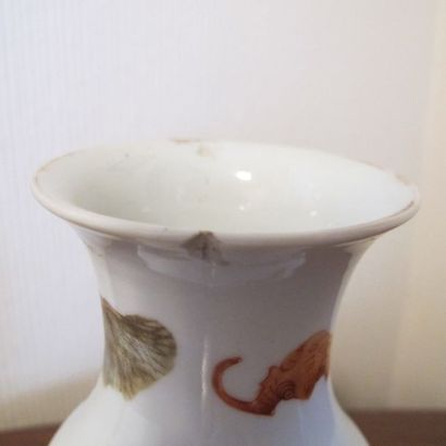 null CHINE, époque Minguo (1912-1949). Marque à 4 caractères au revers. Vase décoré...