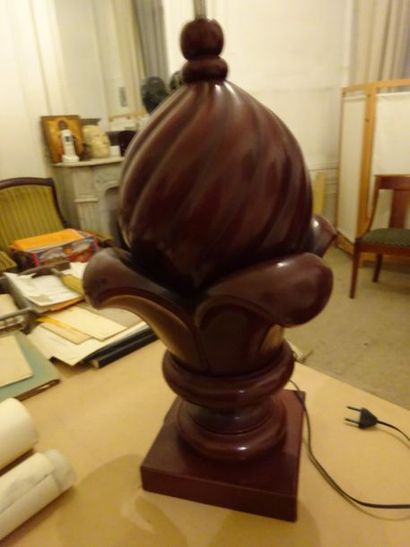 null GRANDE LAMPE imitant l'acajou sculpté figurant une graine. style Angleterre,...