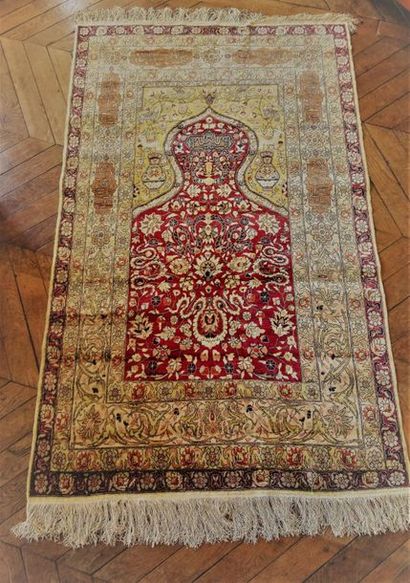 null TAPIS de PRIERE en soie et fils d'or et d'argent à décor d'un mihrab sur fond...