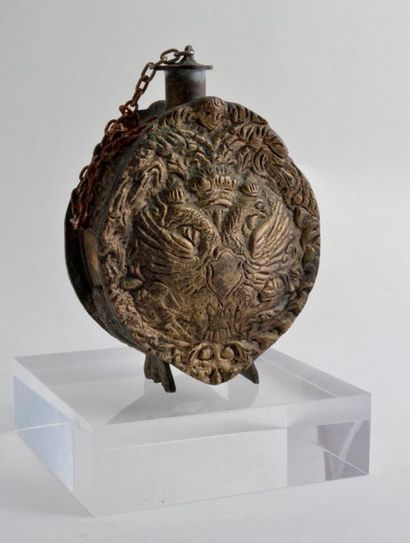 null GOURDE à Muron ou Saint-Chrême, en bronze et métal, à décor d’aigle bicéphale...