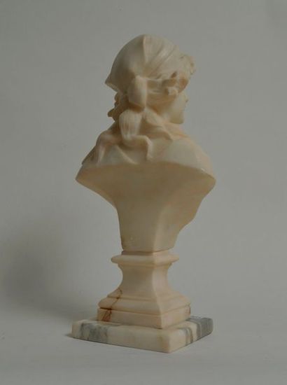 null D'après CIPRIANI, buste de femme, albâtre signée. Haut. Totale: 38 cm. 