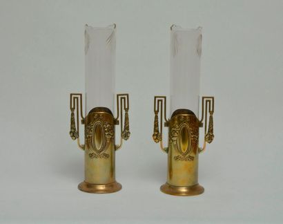 null PAIRE de VASES 'Obus' de forme cylindrique, vase en verre à décor gravé rayonnant...