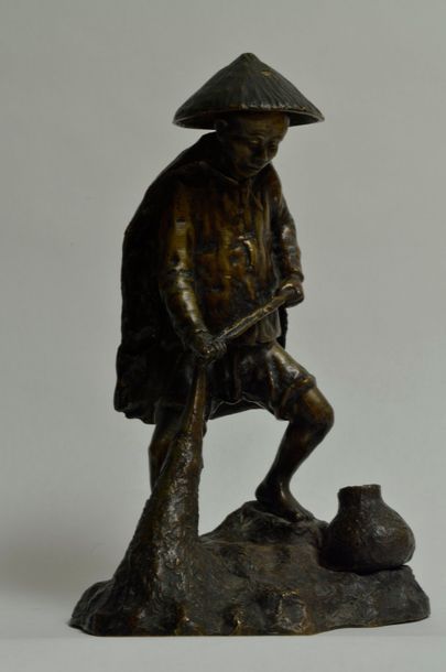null VIETNAM, circa 1900. Bronze représentant un pêcheur debout, tirant son filet,...