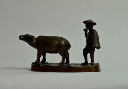 null VIETNAM, circa 1900. Bronze représentant un paysan et son buffle. Longeur 23cm....