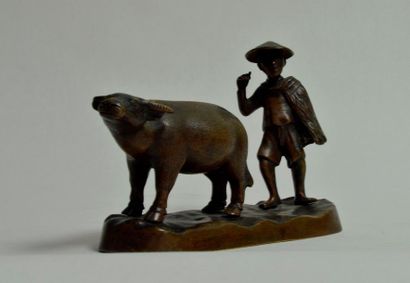 null VIETNAM, circa 1900. Bronze représentant un paysan et son buffle. Longeur 23cm....