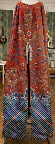 null CHINE, dynastie Qing , XIXème siècle. MANTEAU de CAVALIER jifu en soie brodée...
